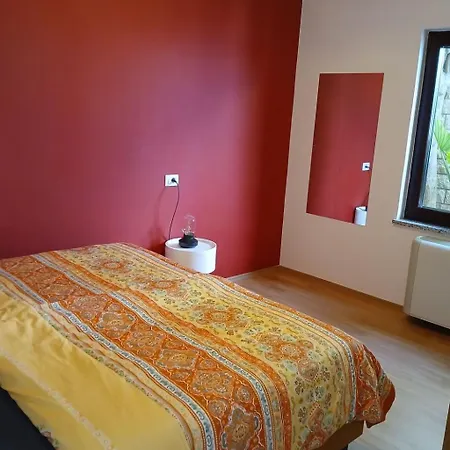 아파트 Red House 1 라벡